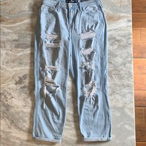Hollister Ultra High Rise Mom Jean 11R